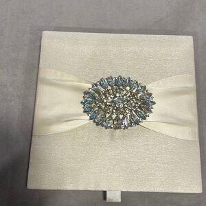 Ivory colored necklace holder with clip